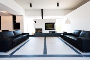 Vista simmetrica di un soggiorno moderno con due divani in pelle nera