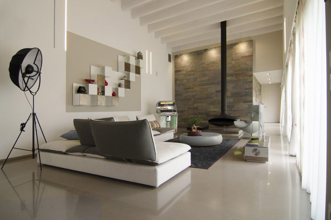 Salotto moderno arredato con divano, tappeto, camino gyrofocus opera del designer dominique imbert